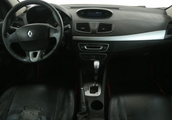 Подержанный автомобиль Renault Fluence 2012 года (12 фото)