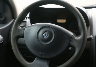 Подержанный автомобиль Renault Megane Sedan 2007 года (16 фото)