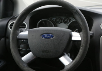 Подержанный автомобиль Ford Focus Sedan 2011 года (16 фото)