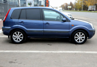 Подержанный автомобиль Ford Fusion 2006 года (7 фото)