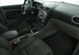 Подержанный автомобиль Ford Focus Sedan 2010 года (9 фото)