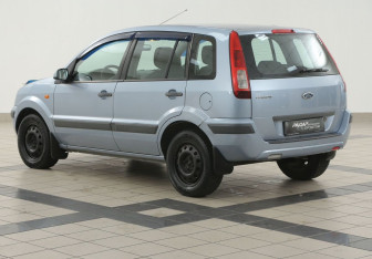 Подержанный автомобиль Ford Fusion 2006 года (2 фото)