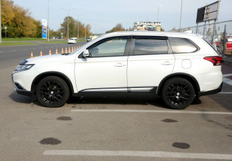 Подержанный автомобиль Mitsubishi Outlander 2018 года (8 фото)