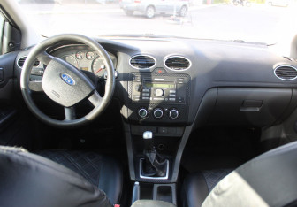 Подержанный автомобиль Ford Focus Wagon 2006 года (13 фото)