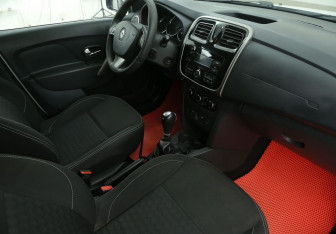 Подержанный автомобиль Renault Logan Sedan 2018 года (9 фото)