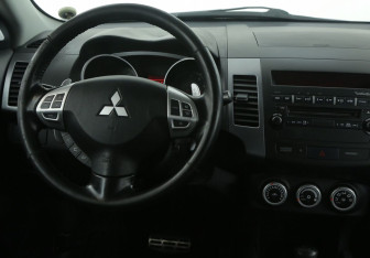 Подержанный автомобиль Mitsubishi Outlander 2008 года (14 фото)