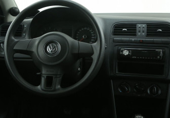 Подержанный автомобиль Volkswagen Polo Sedan 2013 года (14 фото)