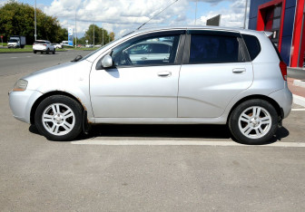 Подержанный автомобиль Chevrolet Aveo Hatchback 2006 года (8 фото)