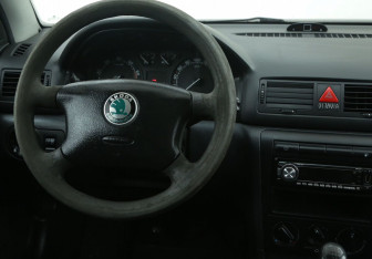 Подержанный автомобиль Skoda Octavia Liftback 2008 года (14 фото)