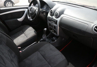 Подержанный автомобиль Renault Sandero 2012 года (9 фото)
