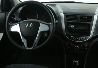 Подержанный автомобиль Hyundai Solaris Sedan 2013 года (14 фото)