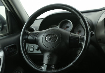 Подержанный автомобиль Toyota RAV4 2004 года (16 фото)