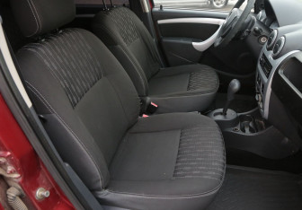 Подержанный автомобиль Renault Sandero 2011 года (10 фото)