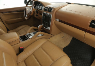 Подержанный автомобиль Porsche Cayenne 2004 года (9 фото)