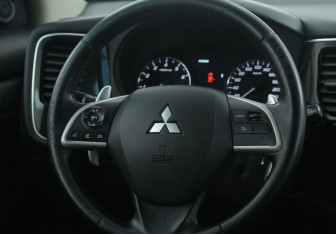 Подержанный автомобиль Mitsubishi Outlander 2012 года (16 фото)