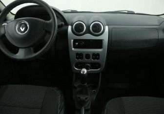 Подержанный автомобиль Renault Sandero 2011 года (12 фото)