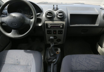 Подержанный автомобиль Renault Logan Sedan 2006 года (12 фото)