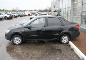 Подержанный автомобиль LADA (ВАЗ) Granta Sedan 2013 года (7 фото)