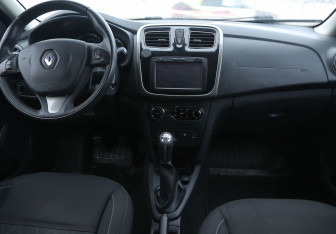 Подержанный автомобиль Renault Sandero 2015 года (12 фото)