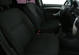 Подержанный автомобиль Nissan Terrano 2015 года (10 фото)