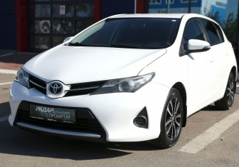 Подержанный автомобиль Toyota Auris Hatchback 2015 года (3 фото)