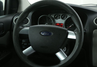 Подержанный автомобиль Ford Focus Hatchback 2008 года (16 фото)