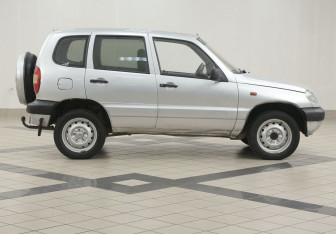 Подержанный автомобиль Chevrolet Niva 2004 года (5 фото)