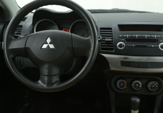 Подержанный автомобиль Mitsubishi Lancer Sedan 2008 года (14 фото)