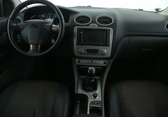 Подержанный автомобиль Ford Focus Hatchback 2008 года (12 фото)
