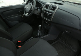 Подержанный автомобиль Renault Sandero 2015 года (9 фото)