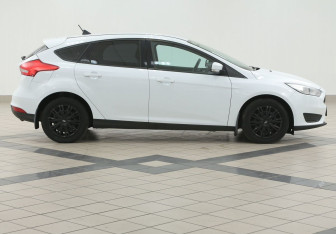 Подержанный автомобиль Ford Focus Hatchback 2017 года (5 фото)