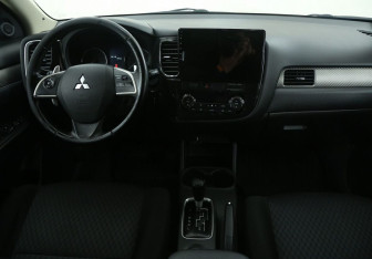 Подержанный автомобиль Mitsubishi Outlander 2012 года (12 фото)
