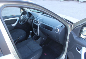 Подержанный автомобиль Renault Sandero 2011 года (9 фото)