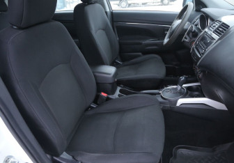 Подержанный автомобиль Mitsubishi ASX 2013 года (10 фото)