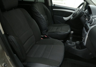 Подержанный автомобиль Renault Sandero 2011 года (10 фото)