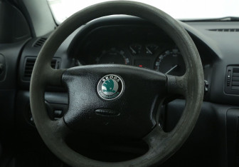 Подержанный автомобиль Skoda Octavia Liftback 2008 года (16 фото)