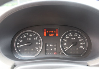 Подержанный автомобиль Renault Sandero 2013 года (12 фото)