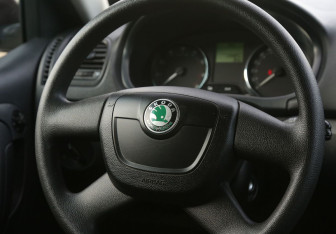 Подержанный автомобиль Skoda Fabia Hatchback 2011 года (16 фото)