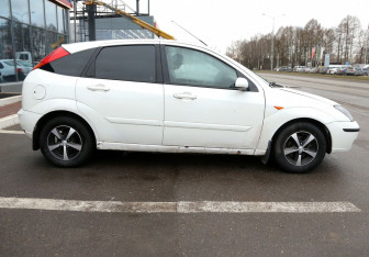 Подержанный автомобиль Ford Focus Hatchback 2005 года (7 фото)