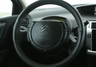 Подержанный автомобиль Citroen C4 Hatchback 2007 года (16 фото)