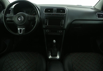 Подержанный автомобиль Volkswagen Polo Sedan 2012 года (12 фото)