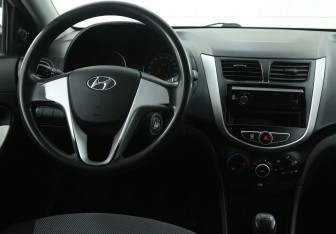 Подержанный автомобиль Hyundai Solaris Hatchback 2011 года (14 фото)