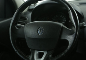 Подержанный автомобиль Renault Fluence 2012 года (16 фото)