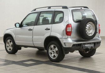 Подержанный автомобиль Chevrolet Niva 2011 года (2 фото)
