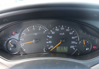 Подержанный автомобиль Ford Focus Hatchback 2004 года (15 фото)