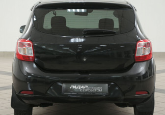 Подержанный автомобиль Renault Sandero 2015 года (3 фото)