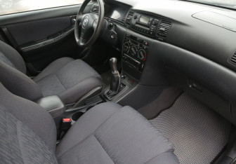 Подержанный автомобиль Toyota Corolla Sedan 2003 года (9 фото)