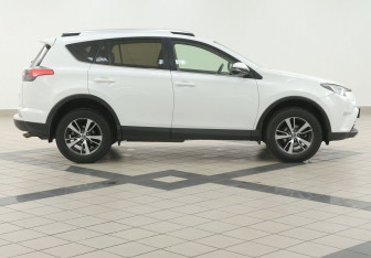 Подержанный автомобиль Toyota RAV4 2016 года (5 фото)