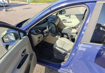 Подержанный автомобиль Renault Scenic 2009 года (13 фото)