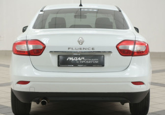 Подержанный автомобиль Renault Fluence 2015 года (3 фото)